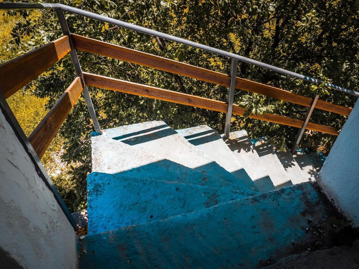 Sun Bakers Hostel Himare Bagian luar foto