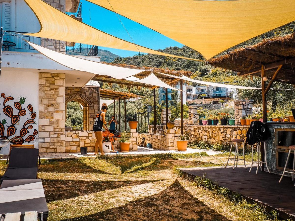 Sun Bakers Hostel Himare Bagian luar foto